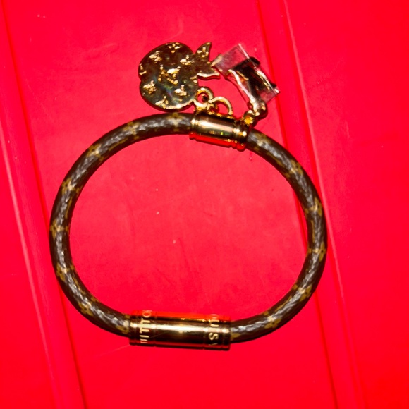 Louis Vuitton 57th Street NYC LV Apple Bracelet - Picture 2 of 7